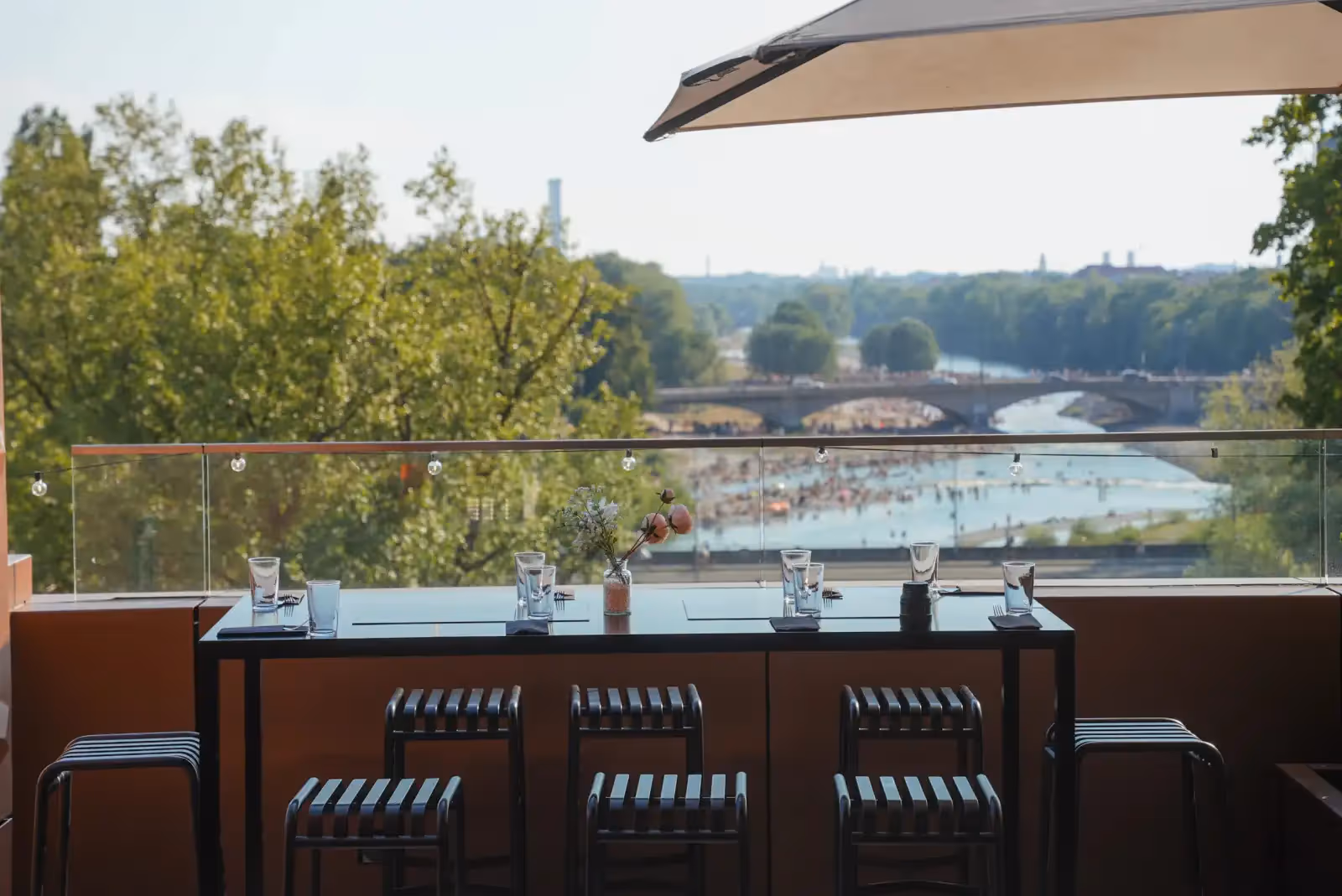 Rooftop Frau im Mond in Munich - 1