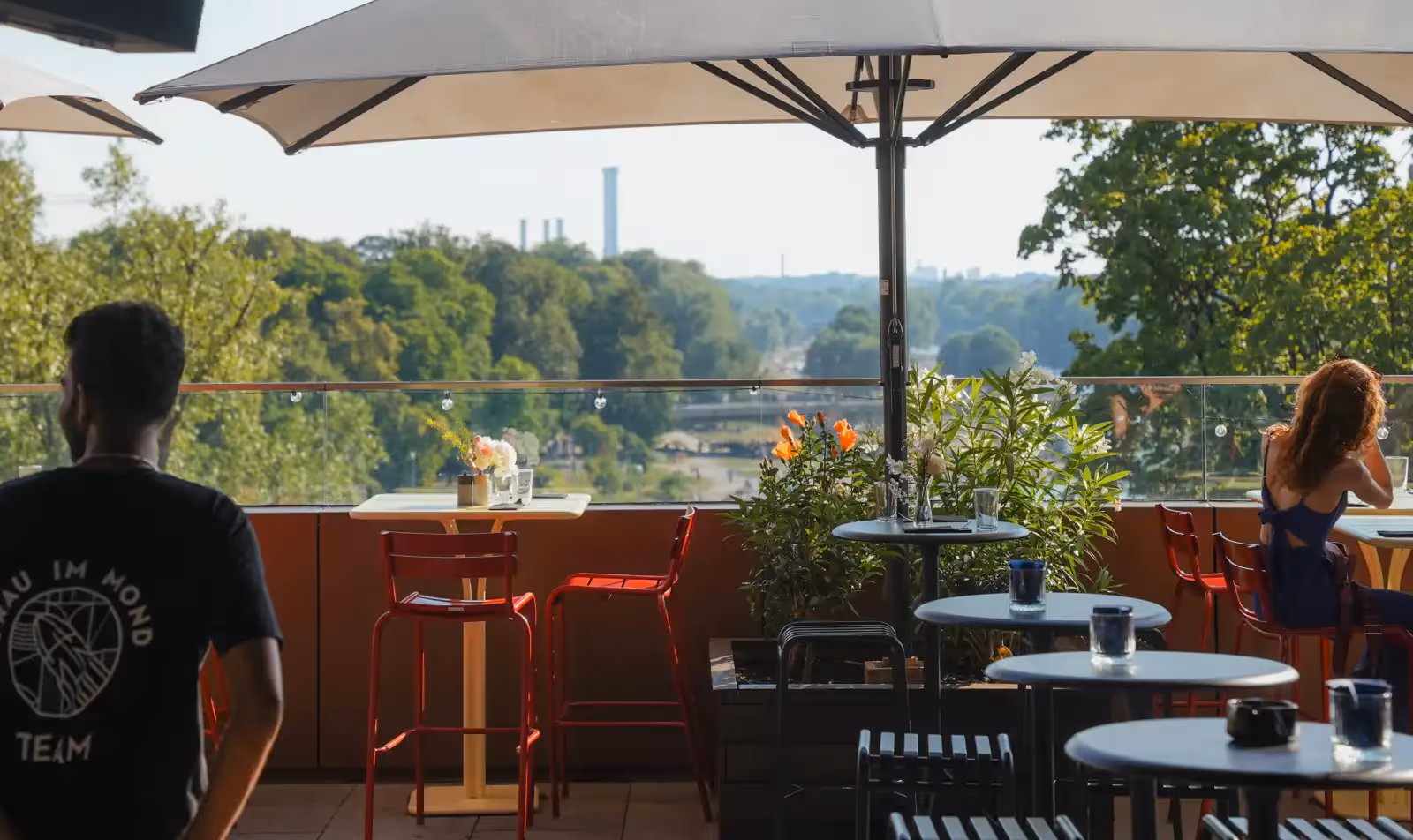Rooftop Frau im Mond in Munich - 2