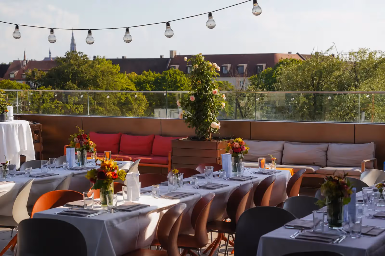 Rooftop Frau im Mond in Munich - 4