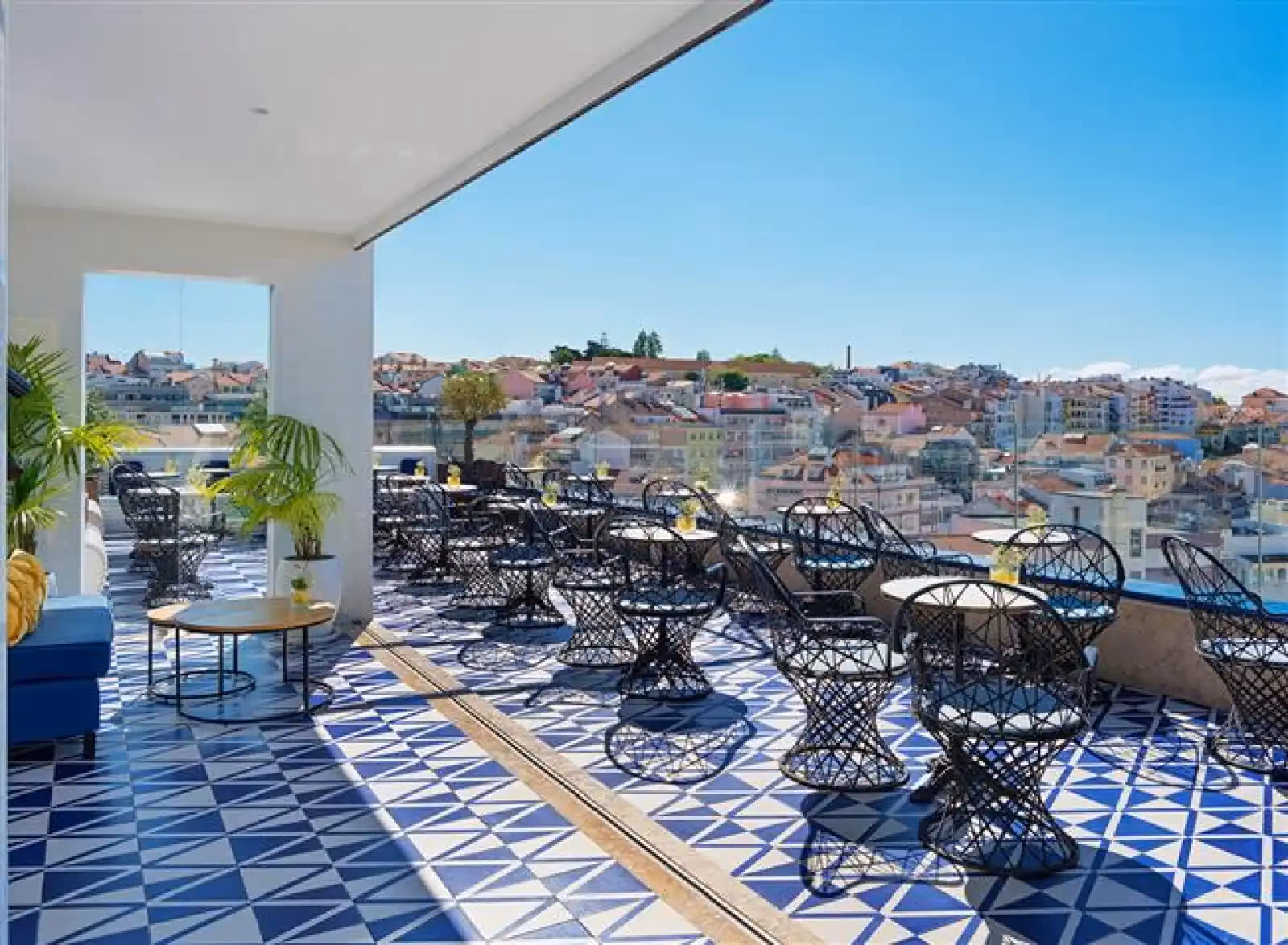 Limão Rooftop Bar in Lisbon - 1