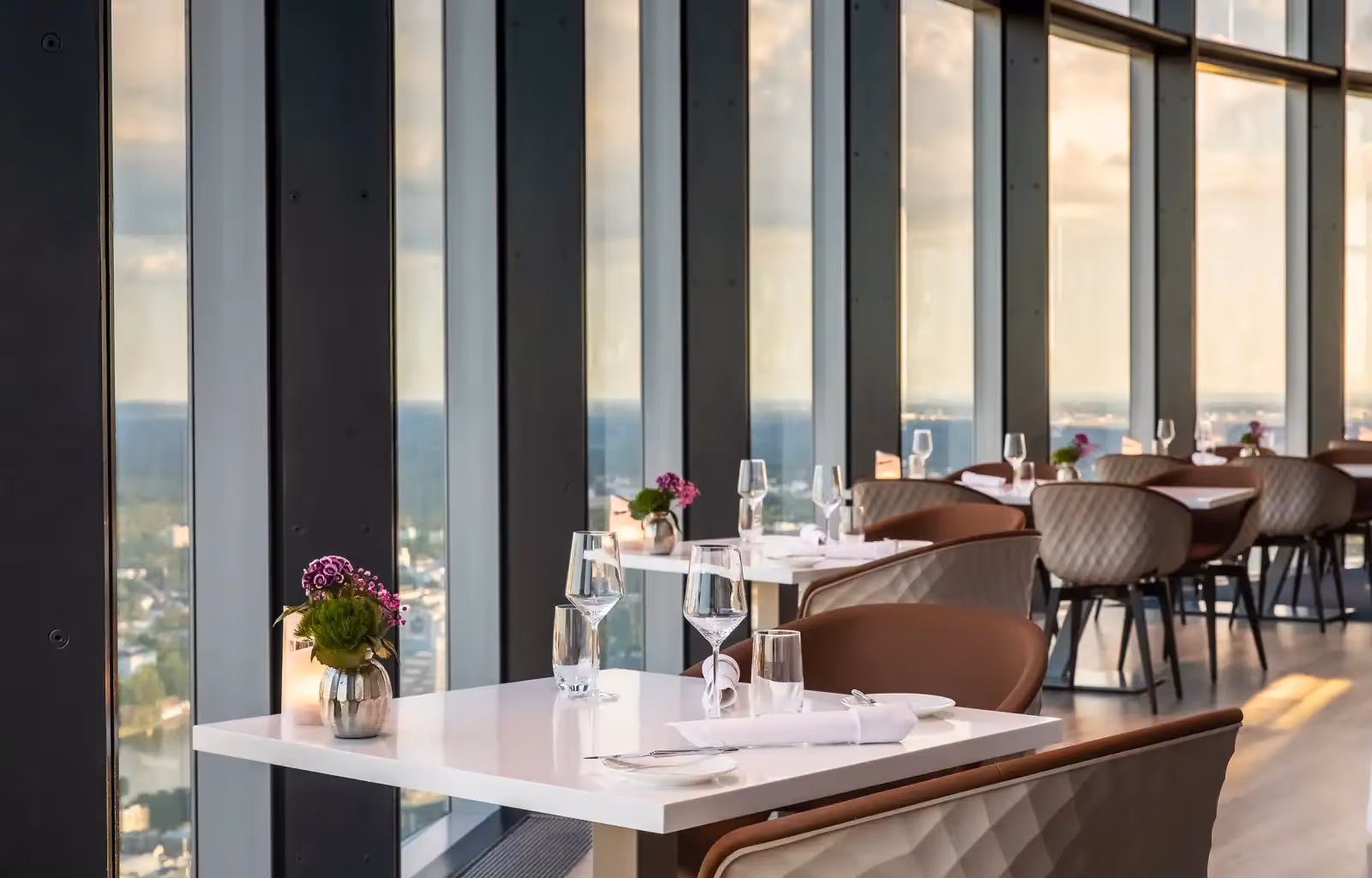 Rooftop Main Tower Restaurant & Lounge in Frankfurt - 3