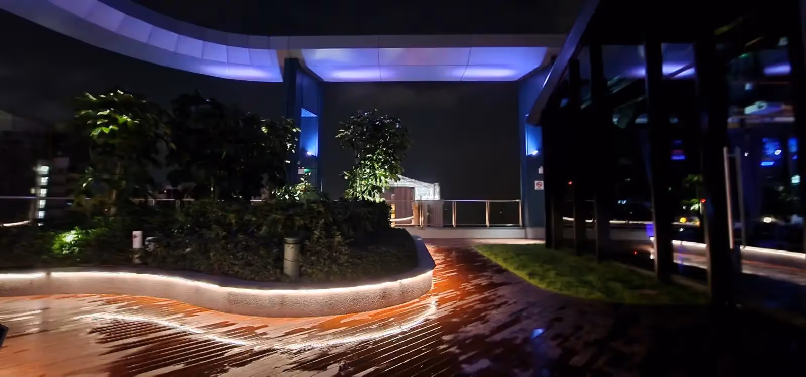 Moon Rooftop Bar & Lounge in Singapore - 1