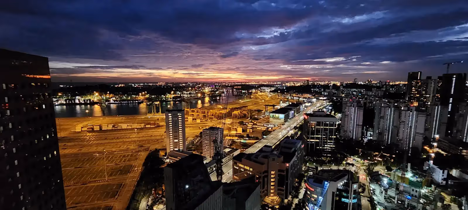 Moon Rooftop Bar & Lounge in Singapore - 2