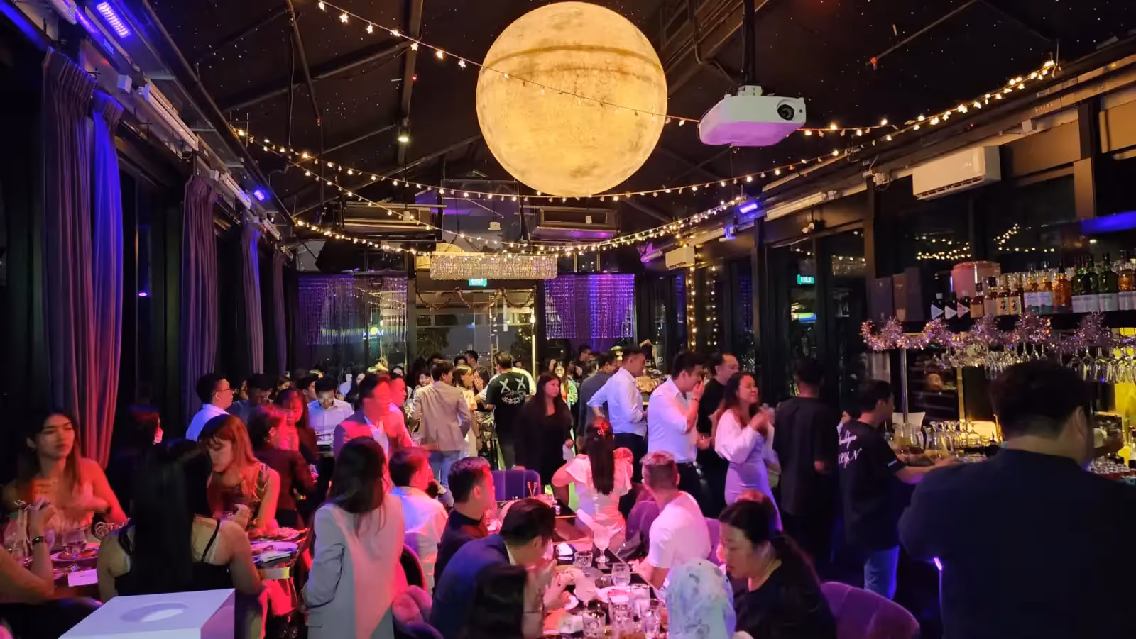 Moon Rooftop Bar & Lounge in Singapore - 4