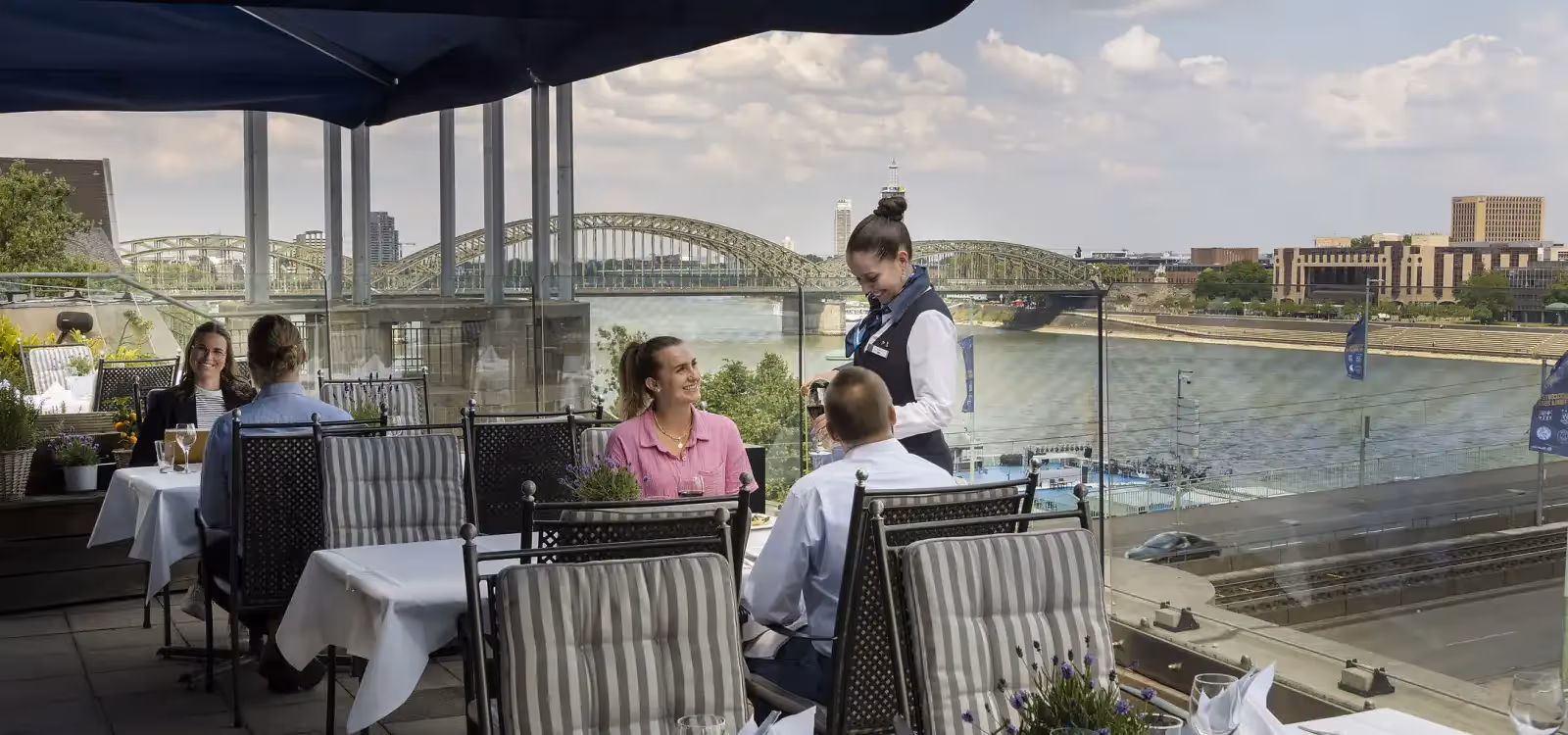 Rooftop Restaurant Bellevue in Cologne - 2